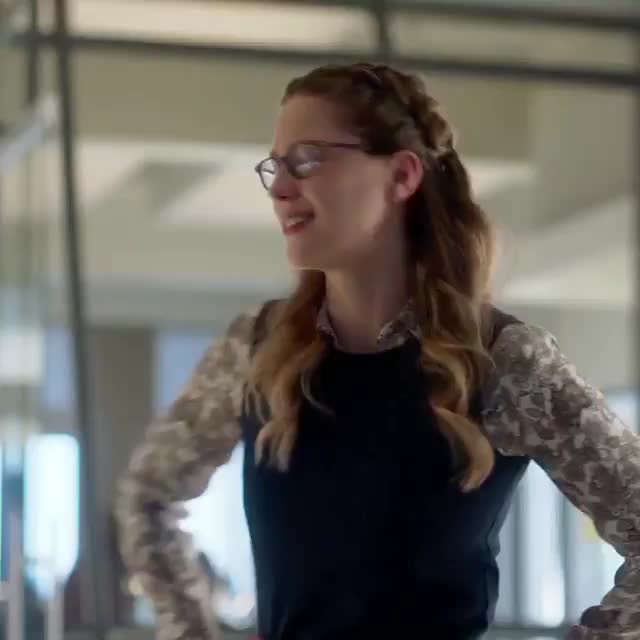 Melissa Benoist and her superbooty 🍑 : video clip