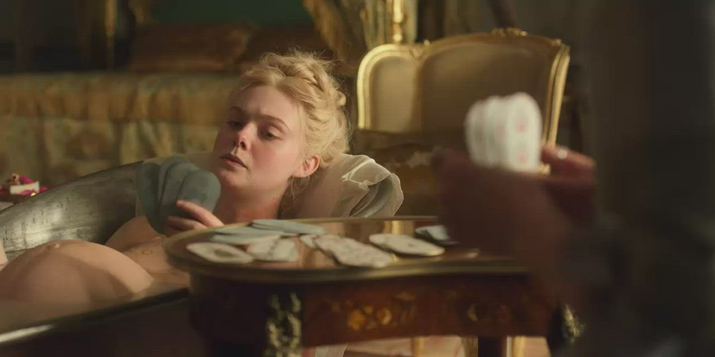 Elle Fanning Naked in bath "The Great" 2021 : video clip