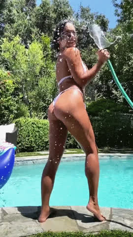 Vanessa Hudgens body has me like that hose : video clip