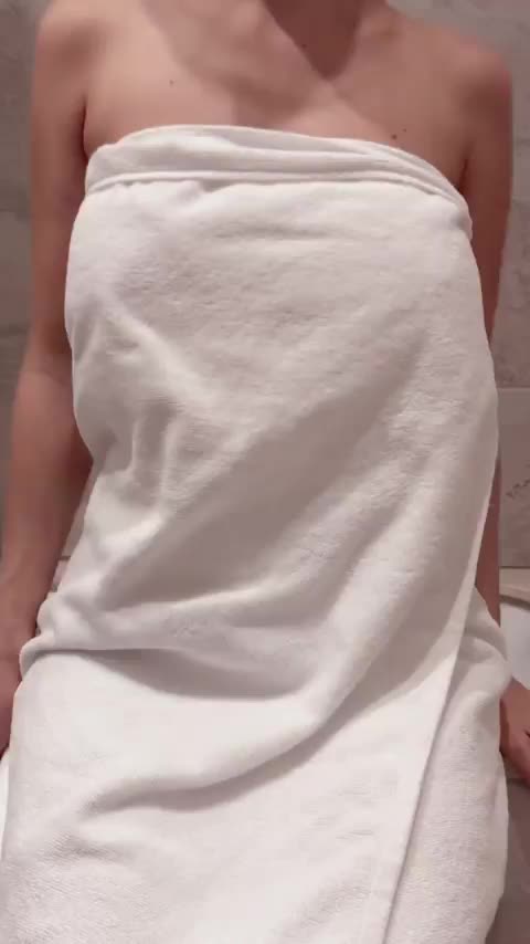 Watch out! Big mommy milkers under my towel : video clip