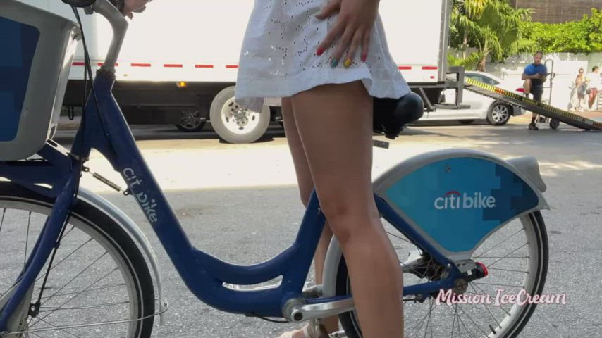 biking is my favorite way to get around town [gif] : video clip