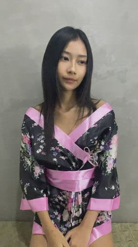 One boob cannot stand kimono 😂 : video clip
