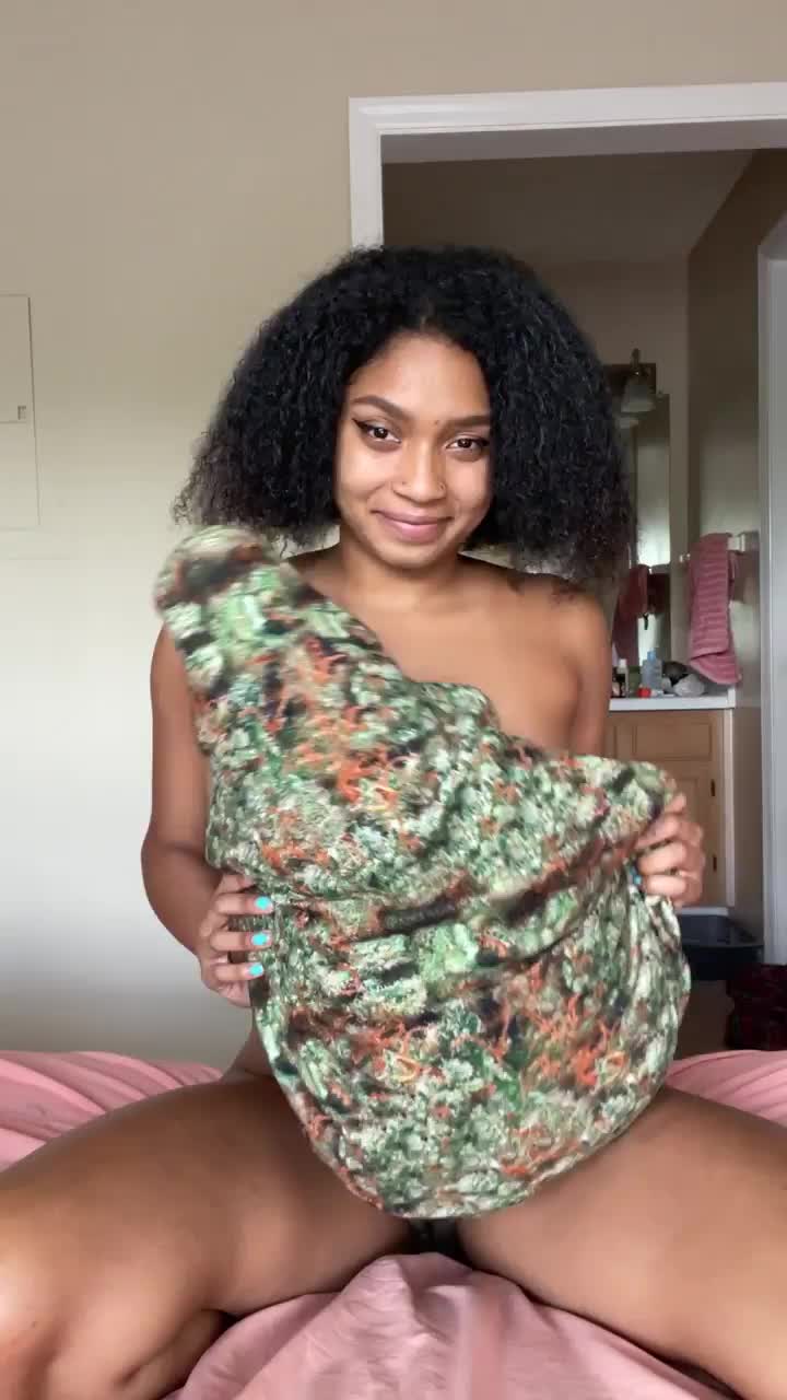 wanna fuck what’s behind this pillow? : video clip