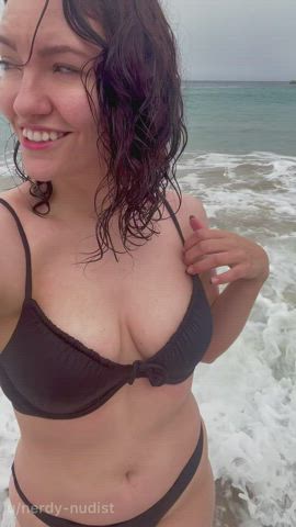 My first time flashing in public! I hope the other beachgoers saw my tits 😜 [gif] : video clip