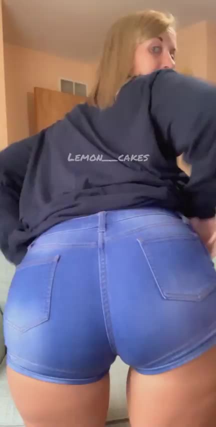 My big cakes need a cream filling : video clip