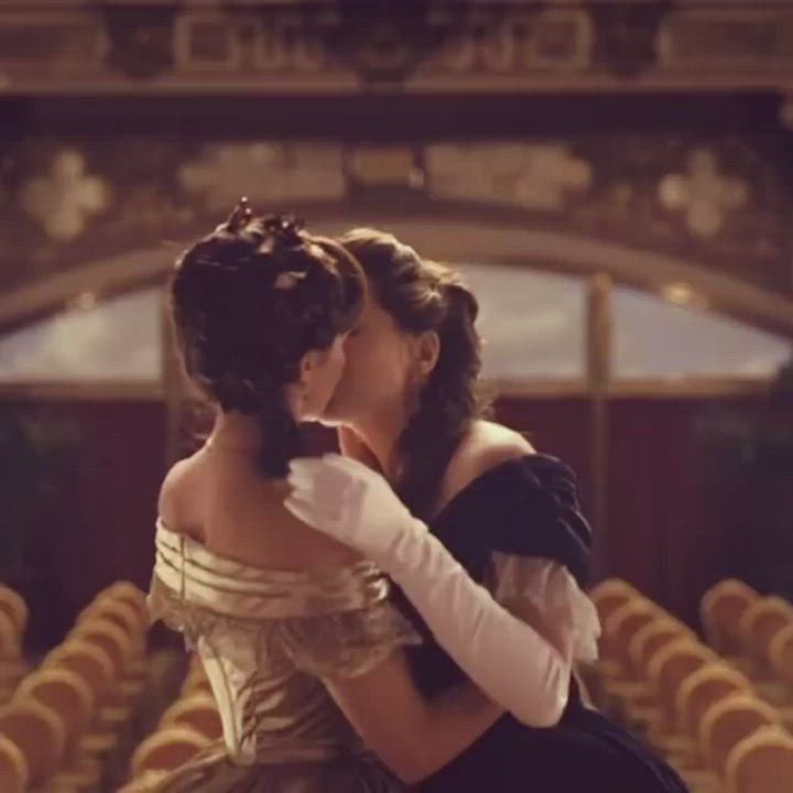 Hailee Steinfeld making out with Ella Hunt : video clip