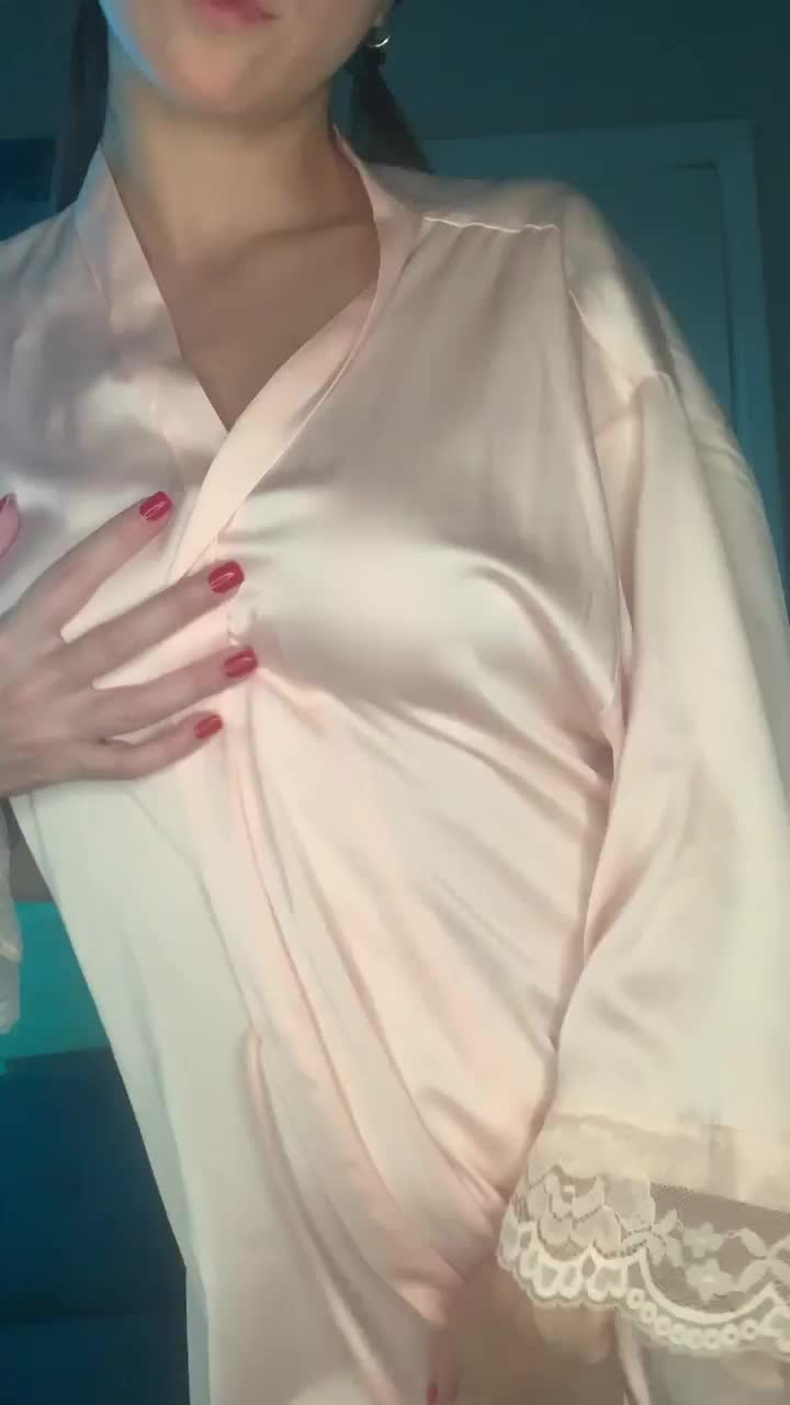 Silk robe n titties! 🥰 : video clip