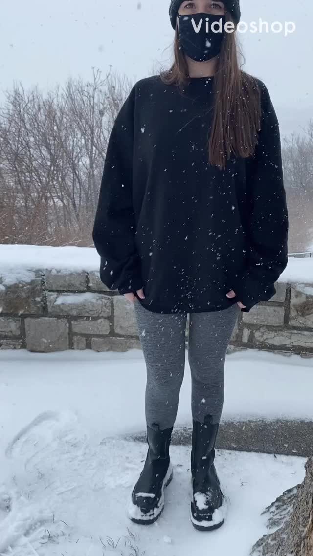Throwback to when I had camel toe in the snow [gif] : video clip