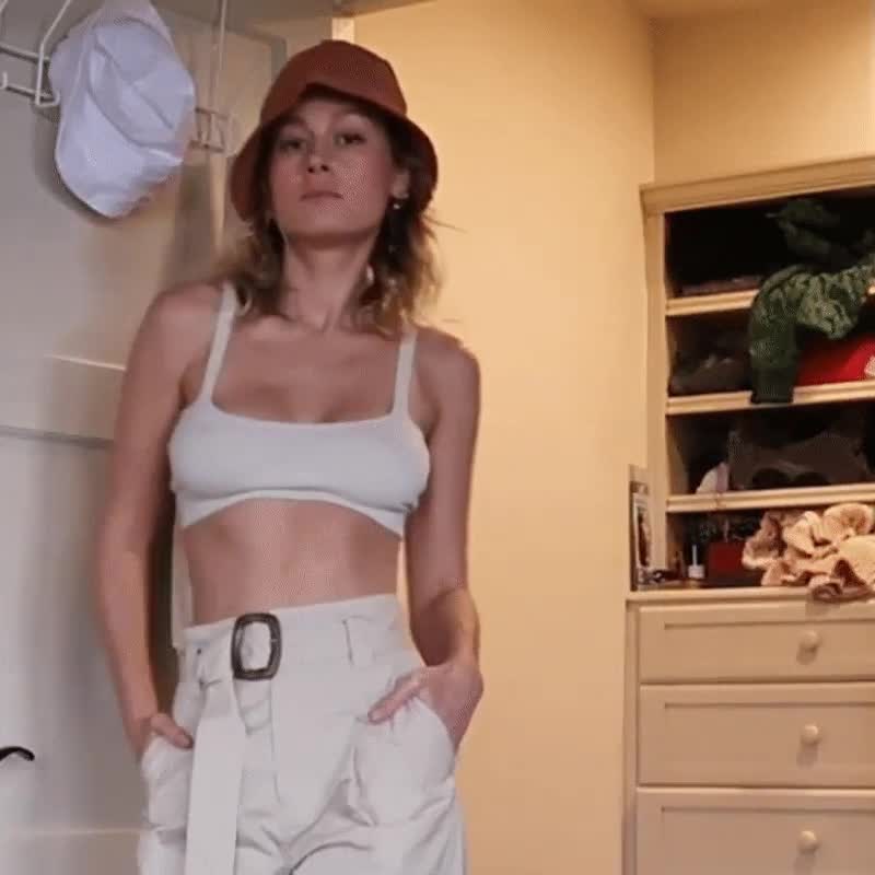 Brie Larson braless jiggle loop : video clip