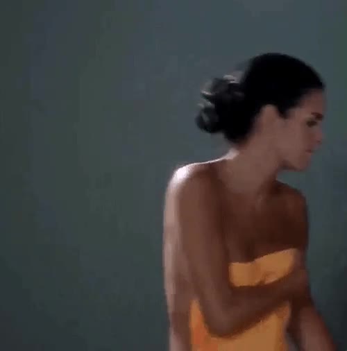 Angie Harmon [gifv] : video clip