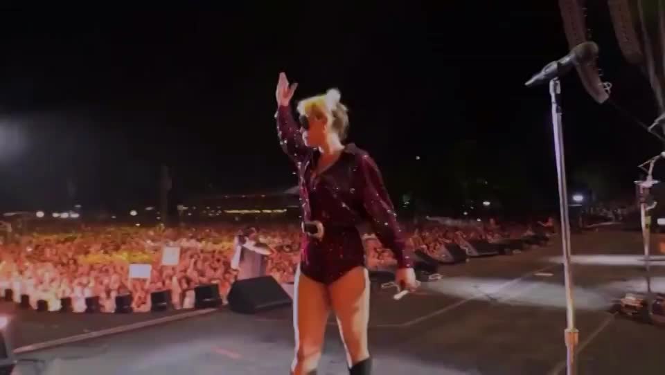 Miley Cyrus flashing : video clip