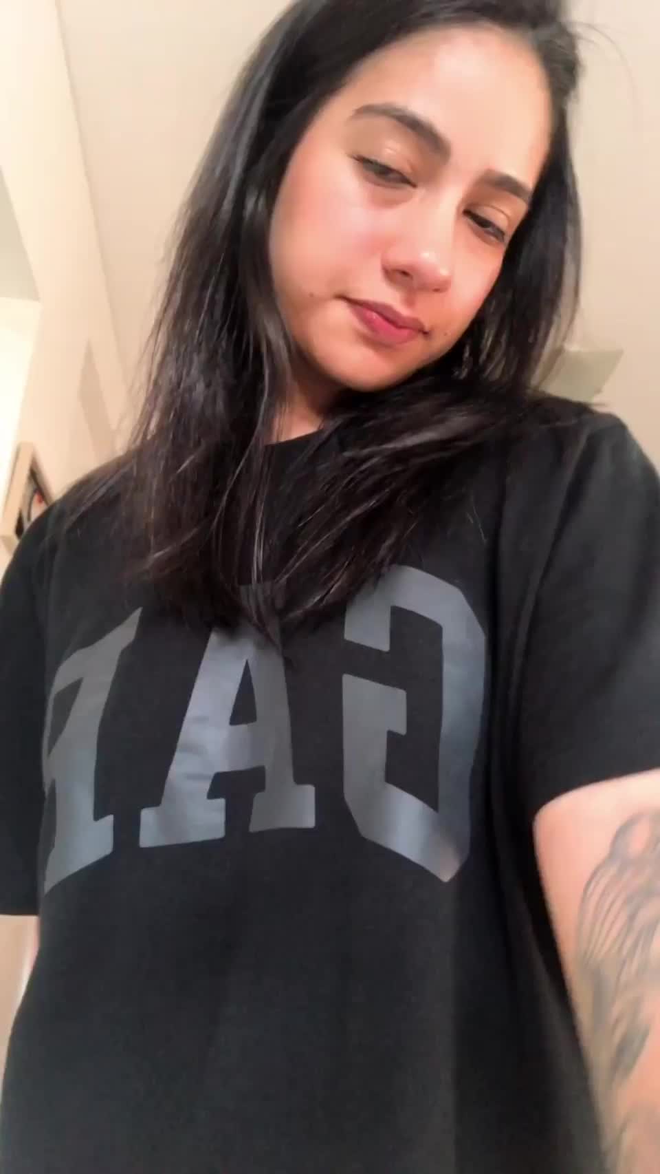 I look better with my t-shirt up😇 : video clip