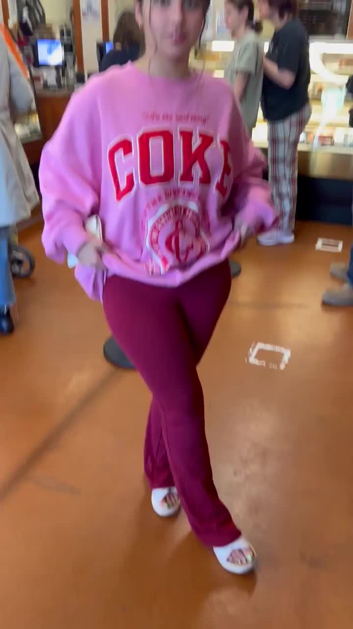 Public flash at the pastry shop again : video clip