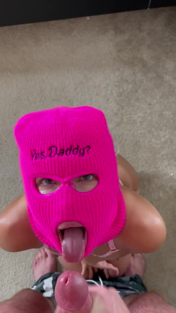 I love swallowing daddies cum👅 : video clip