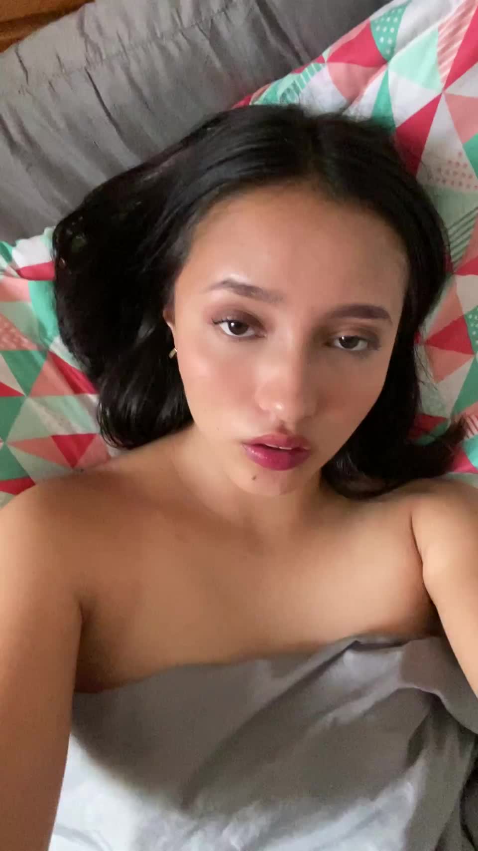 19y/o Latina. Looking for someone who doesn't pull out : video clip