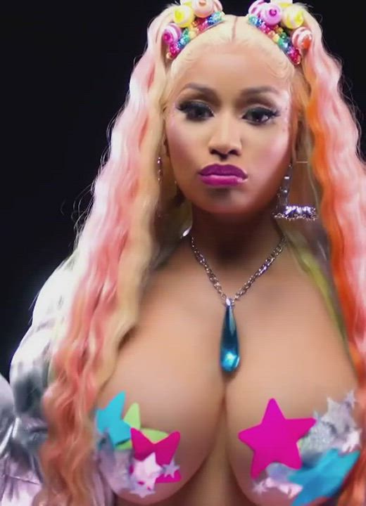 Nicki Minaj loves bouncing them : video clip