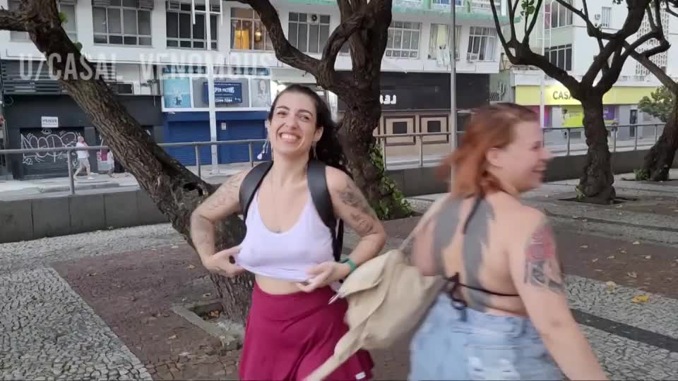 [GIF] Flashing to the hotel employees (and everyone else that looked in the right way at the right time) : video clip