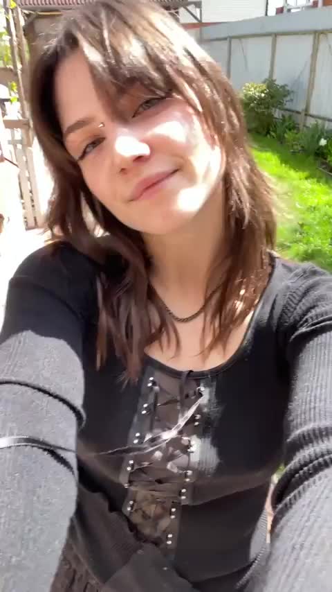 Would you date or fuck a petite flasher? 😝 : video clip