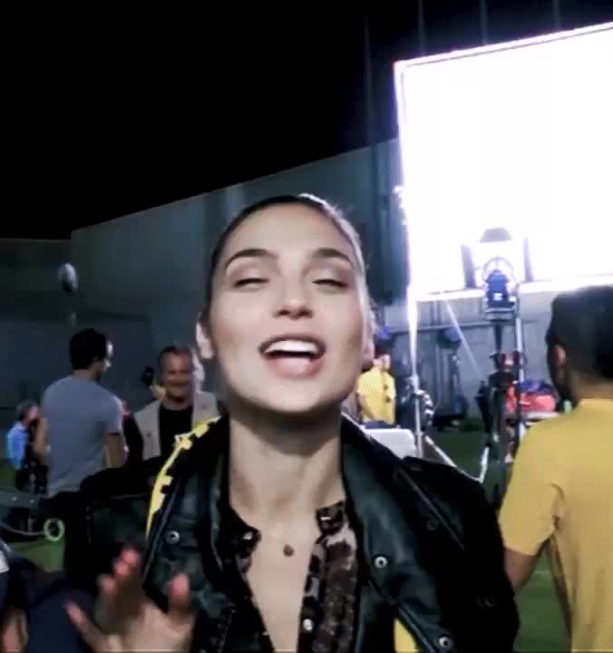 Imagine Gal Gadot doing this to your cock : video clip