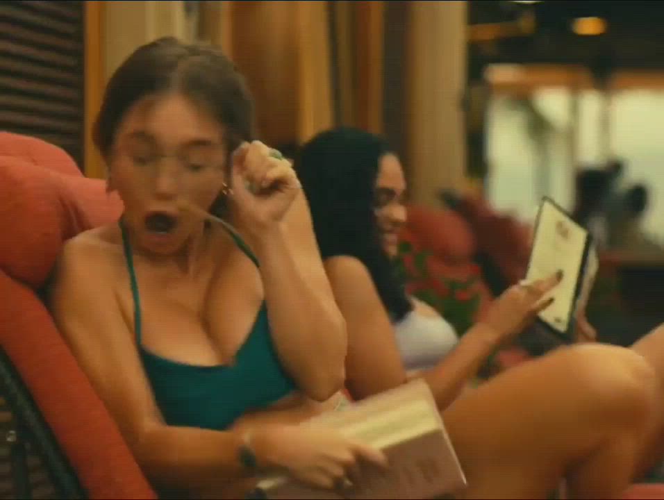 Want to tit fuck Sydney Sweeney and cum all over her face and tits : video clip
