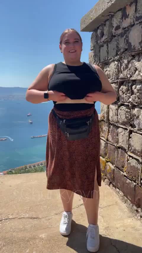 Flashing my tits on the rock of Gibraltar [gif] : video clip
