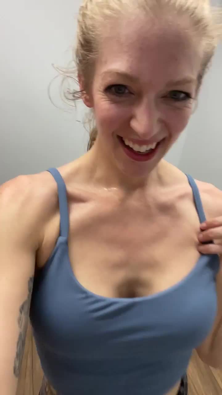 Sweaty gym boobies! f33 : video clip