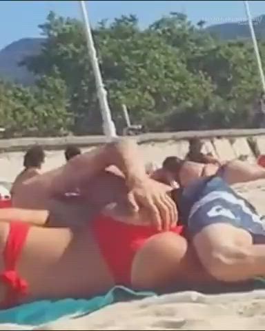 Sex on a public beach, in between people...is he in or not : video clip