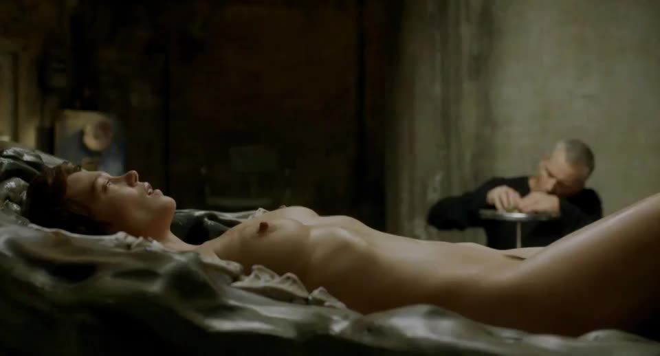 Léa Seydoux in new film 'Crimes of the Future' : video clip