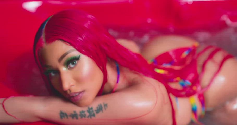 I dream of having a body like Nicki's so all my buds could use me whenever they like : video clip