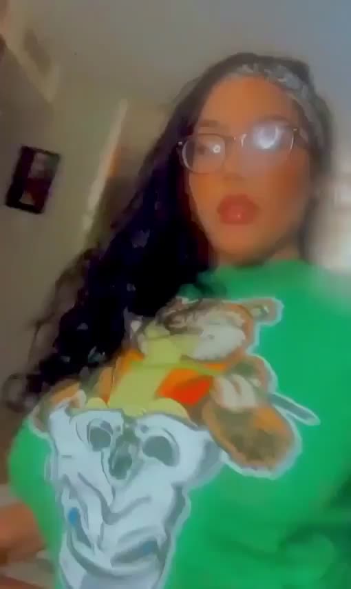 Fine Busty Latina : video clip