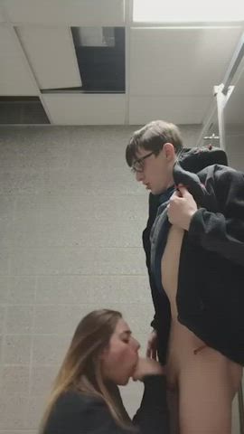 Making him cum in public bathroom : video clip