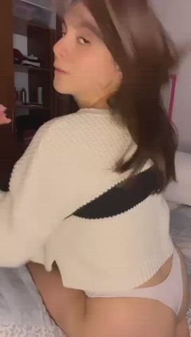 I would love to have another cock in my mouth while my ass is destroyed : video clip