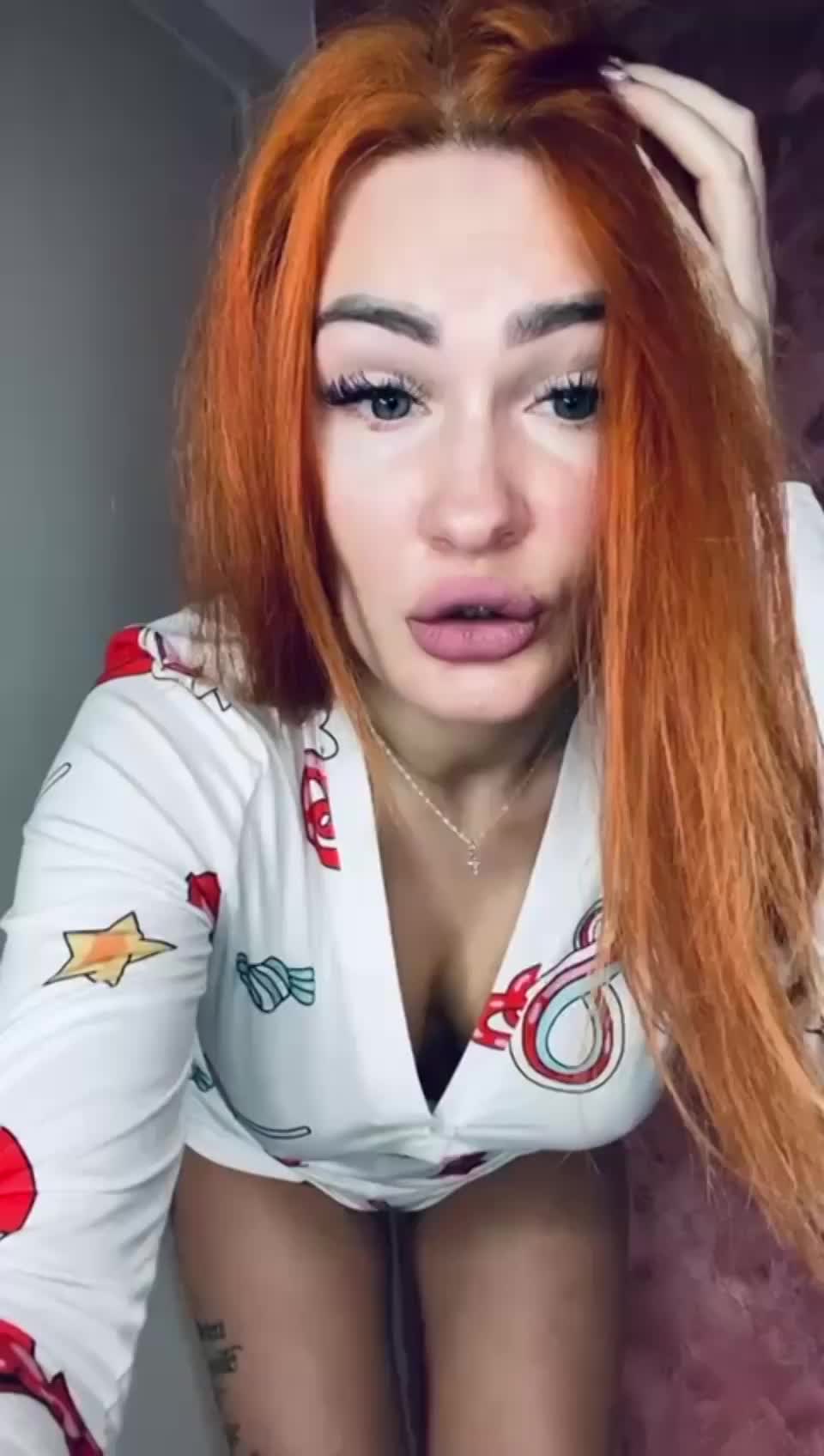 Is my ass looking fat here? : video clip
