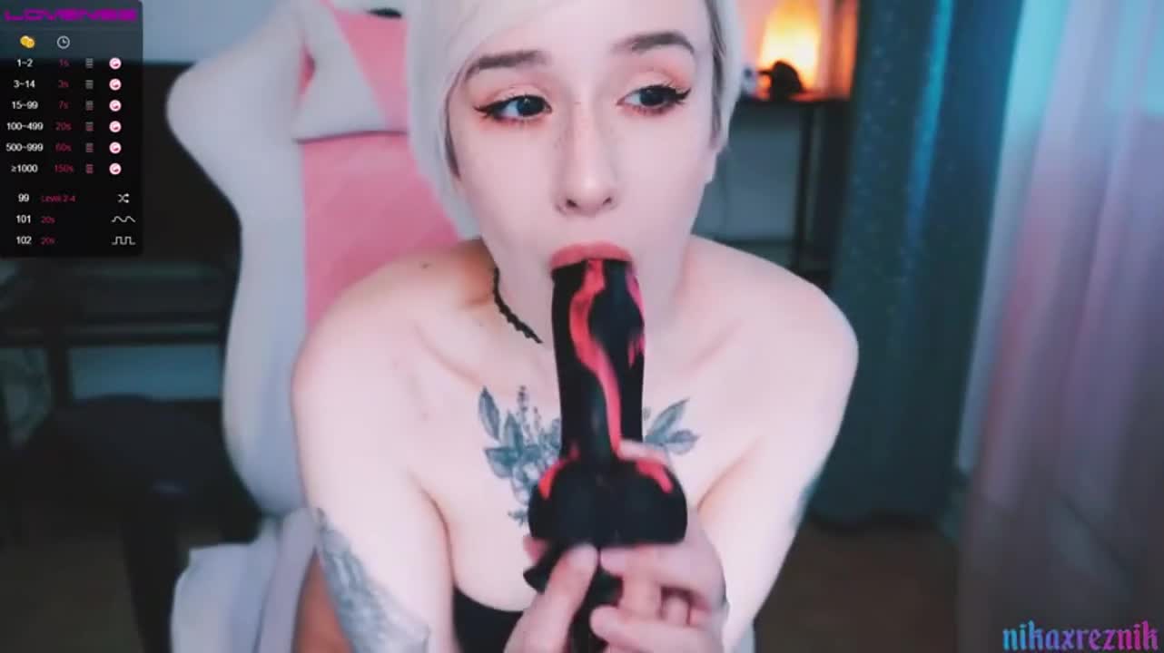 Attempting a deepthroat : video clip