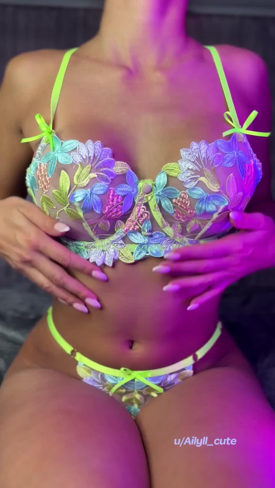my boobs want breathe : video clip