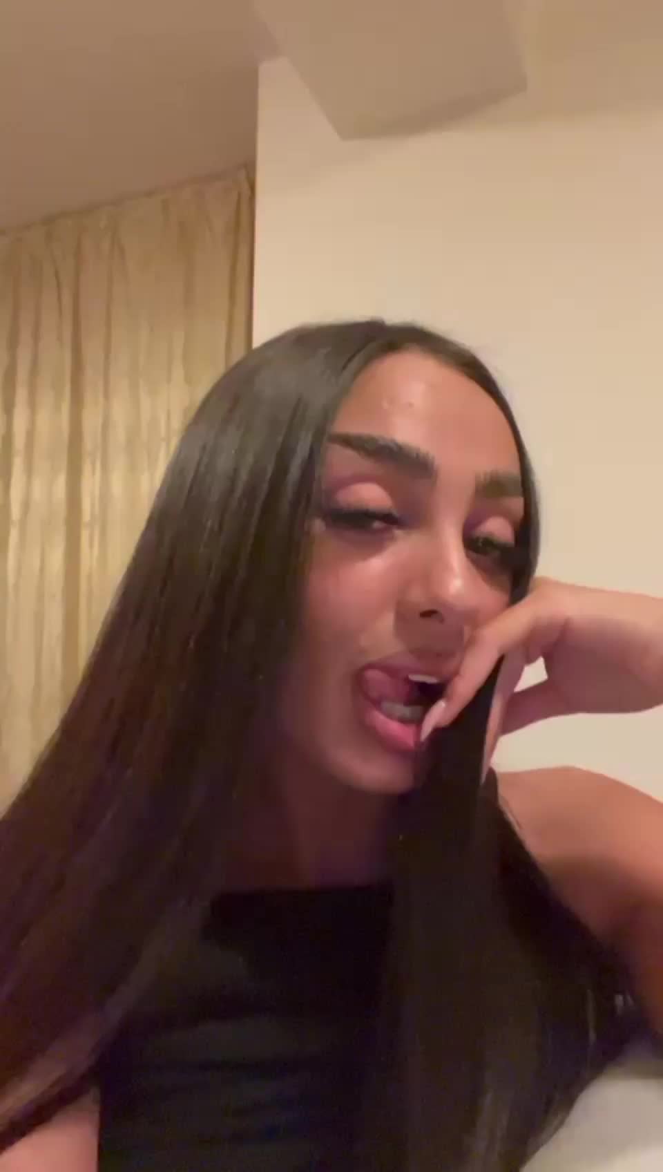 Say hi if you’d fuck me raw on the first date : video clip