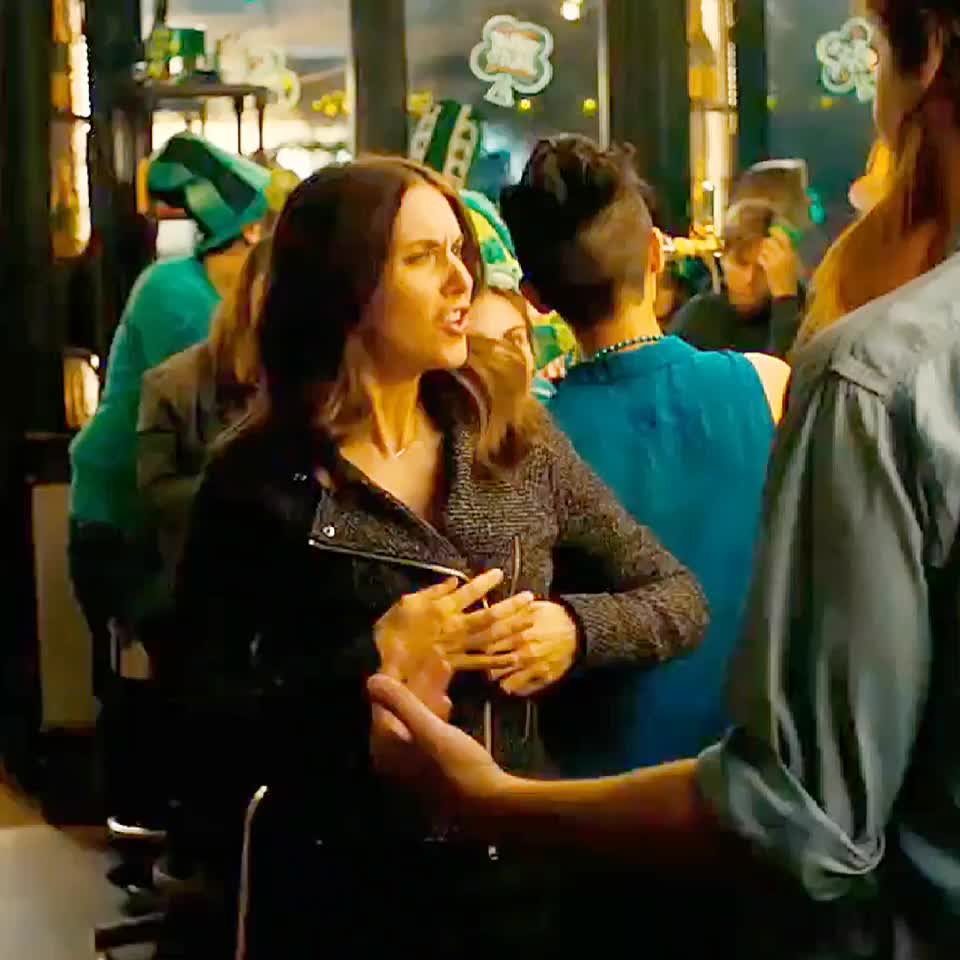 Alison Brie in St. Paddy's Day spirit in "How To Be Single" : video clip