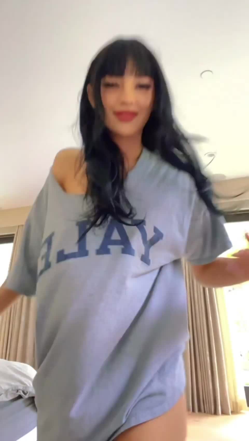 My ass is here to kick off your day the right way : video clip