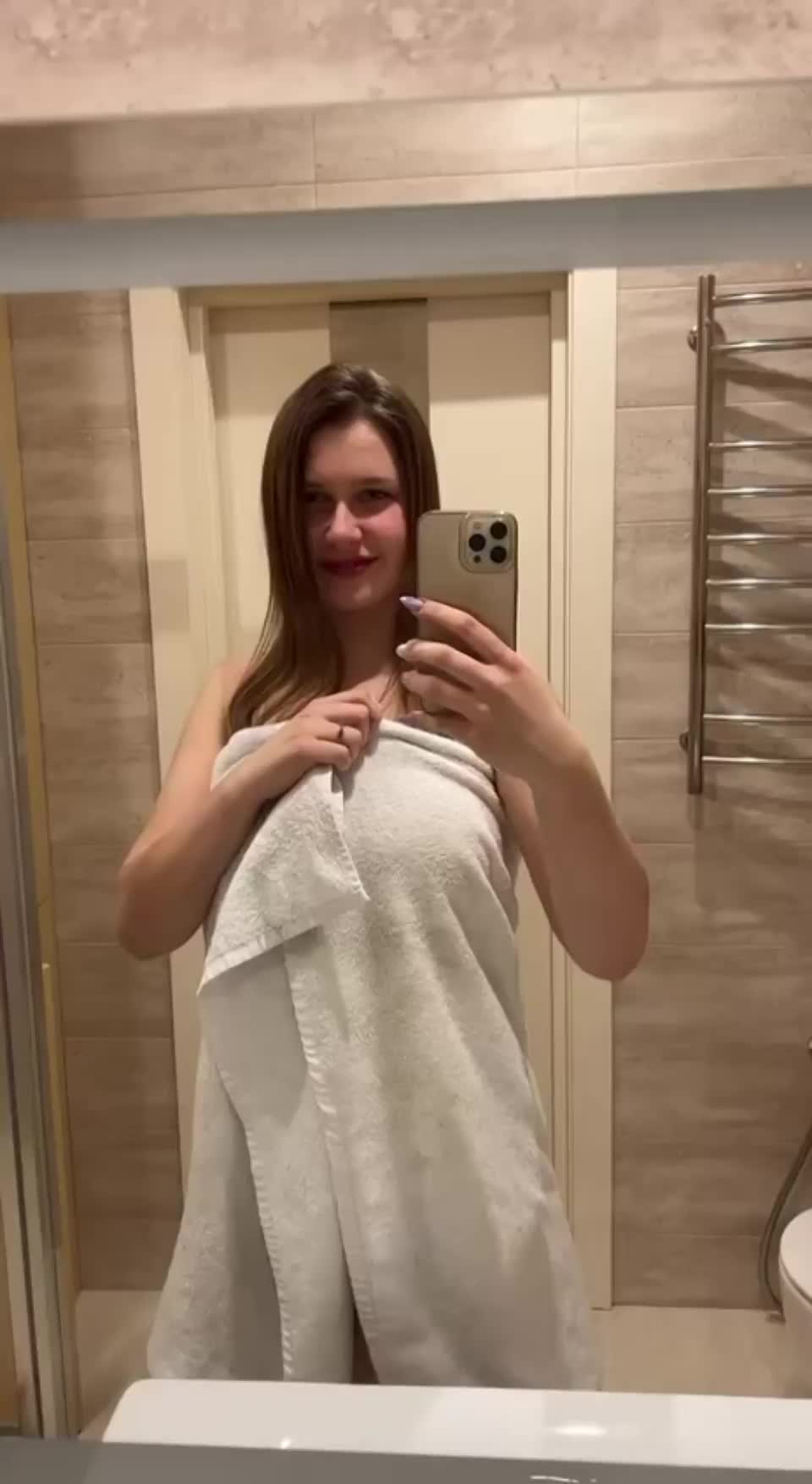 These juicy forms cannot be hidden : video clip