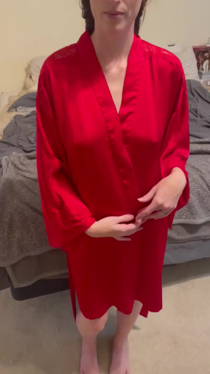 4 kids later and mommy still has it : video clip