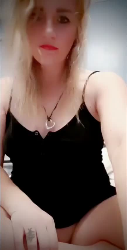 Pale skin/red lips : video clip