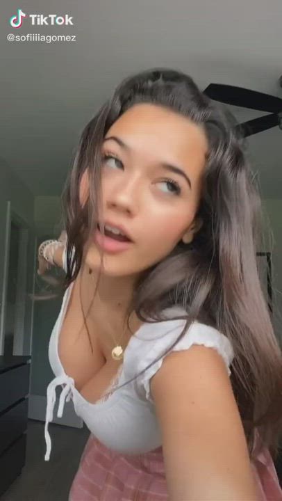 Sofia Gomez in a skirt is fucking killing me : video clip