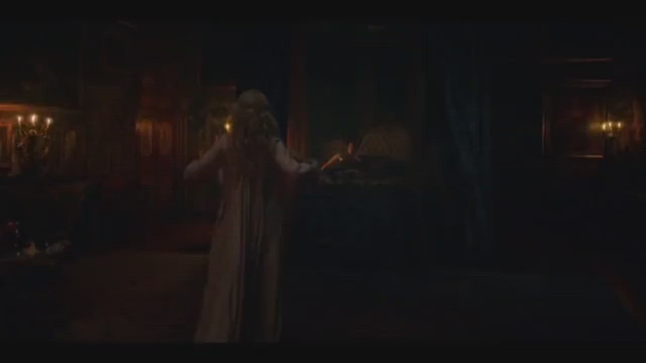Elle Fanning’s ass and tits in The Great : video clip