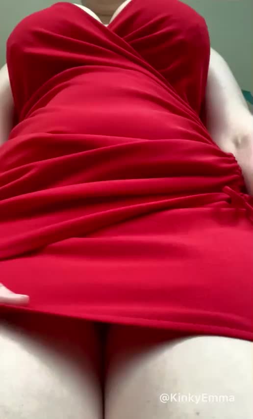 I like the contrasts with my pale skin, my red dress and my dark bush! : video clip