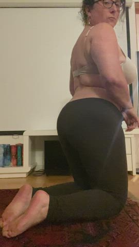 Would you bend over a 40 year old mommy of two? Asking for me. : video clip