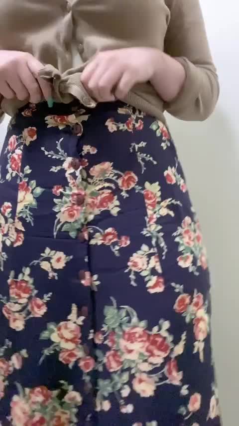 I love not wearing panties under innocent looking out[f]its 😇 it’s my sexy secret 🤫 : video clip