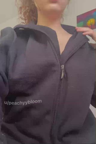 Don’t mind my old sweatshirt, just look at my boobs [19] : video clip