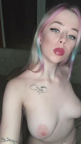 My tits need a kiss : video clip