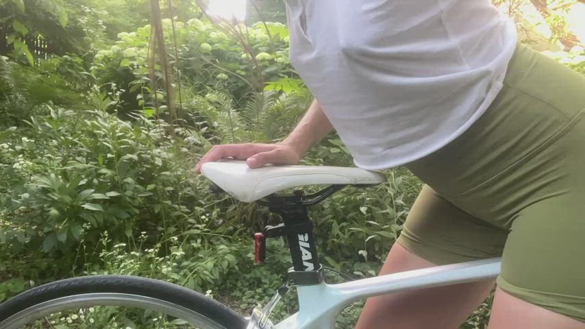 Maybe I can find a nice guy to ride in the side of the bike path too [GIF] : video clip