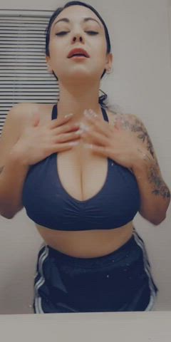 Showing you my tits makes me wet : video clip